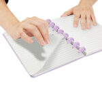 Merchandising empresarial que mantiene sincronía entre marca y objetivo, libreta ikoti morado