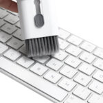 Regalos corporativos con opción de entrega local o nacional, kit de limpieza multitool blanco
