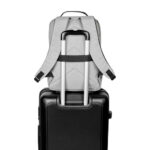 Mochila sisak gris, diseños de merchandising para empresas con enfoque institucional