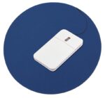 Opciones modernas en merchandising empresarial con presentación profesional, mouse pad redondo azul