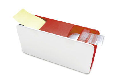Merchandising empresarial enfocado en productos prácticos y con buena reputación, dispenser de papeles y cinta adhesiva rojo